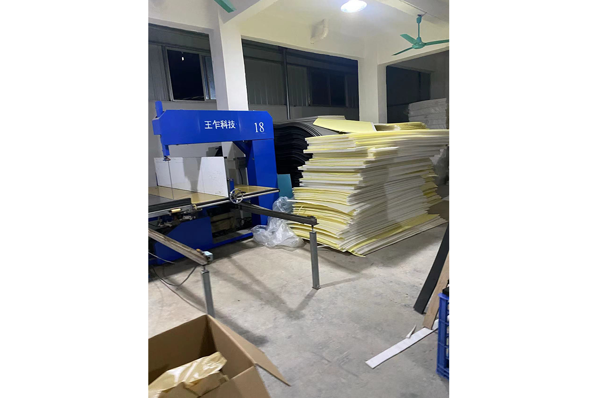 立切機(jī)生產(chǎn)車間一角