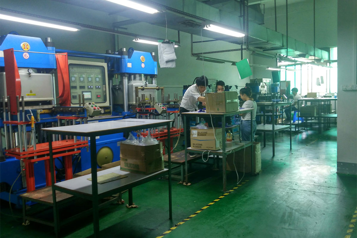 硅膠模壓生產(chǎn)車間一角