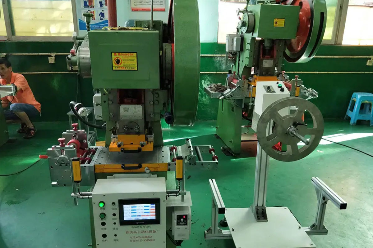 自動(dòng)沖床生產(chǎn)車間一角